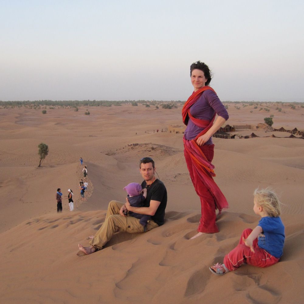 Voyage Famille désert : Une famille dans le désert.