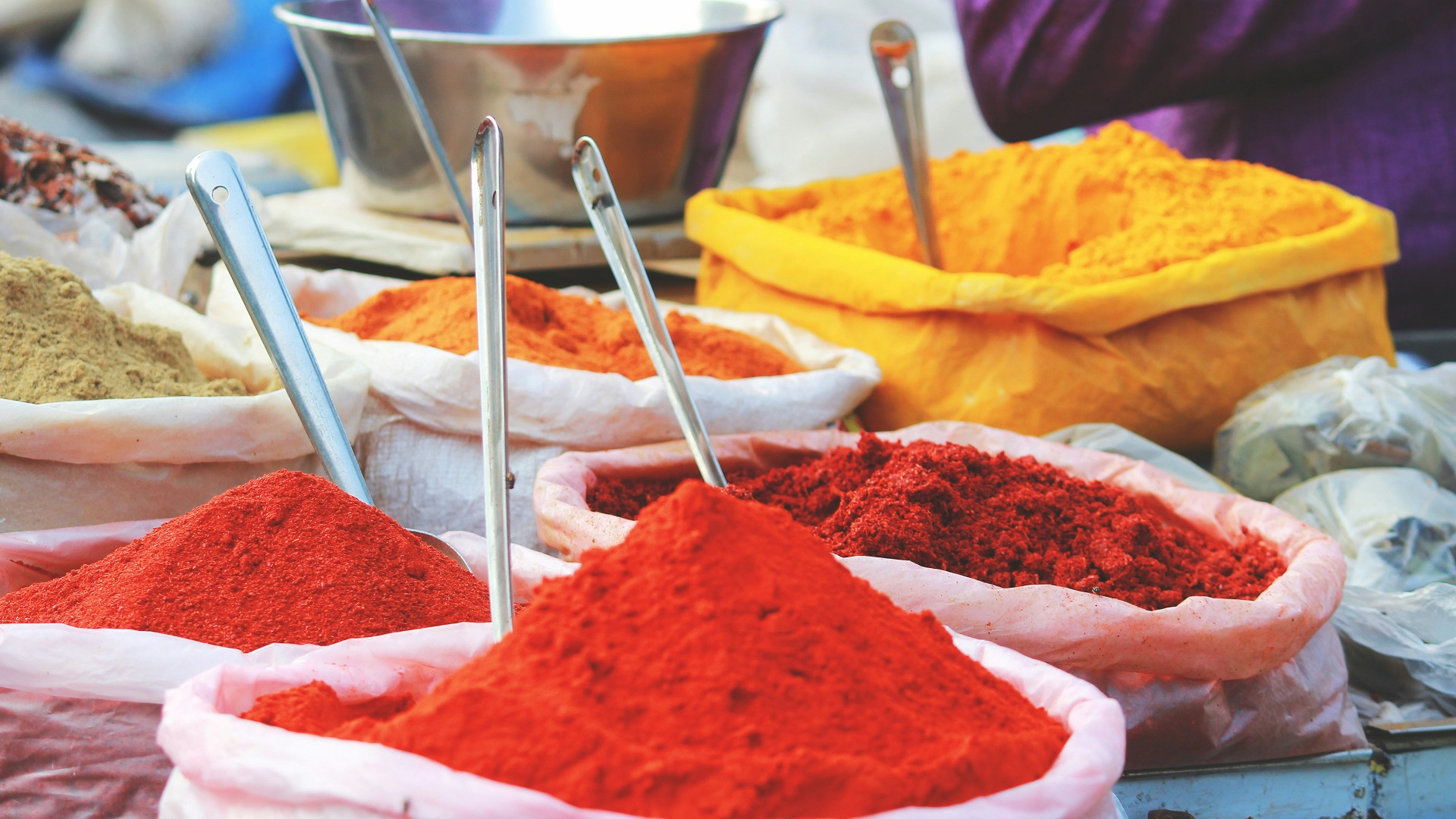 Des épices dans le souk marocain.