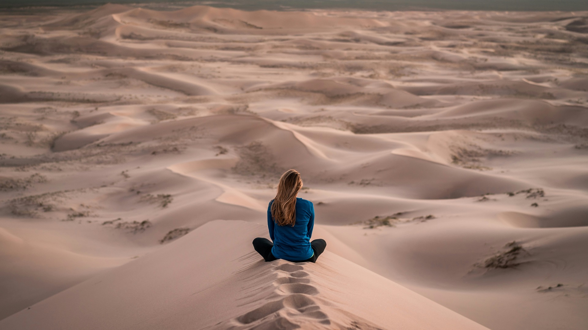 Yoga dans le calme du désert